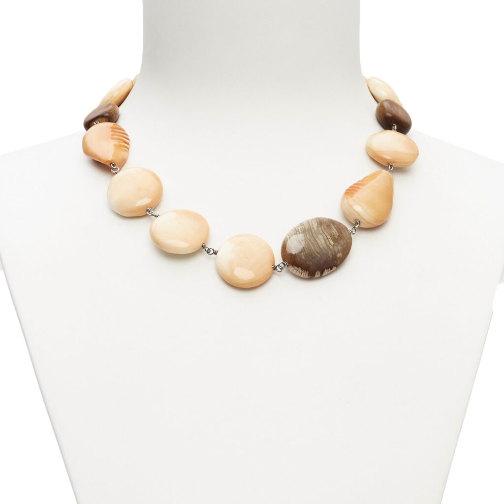 Ketting van schelp, fossiel hout en ebbenhout