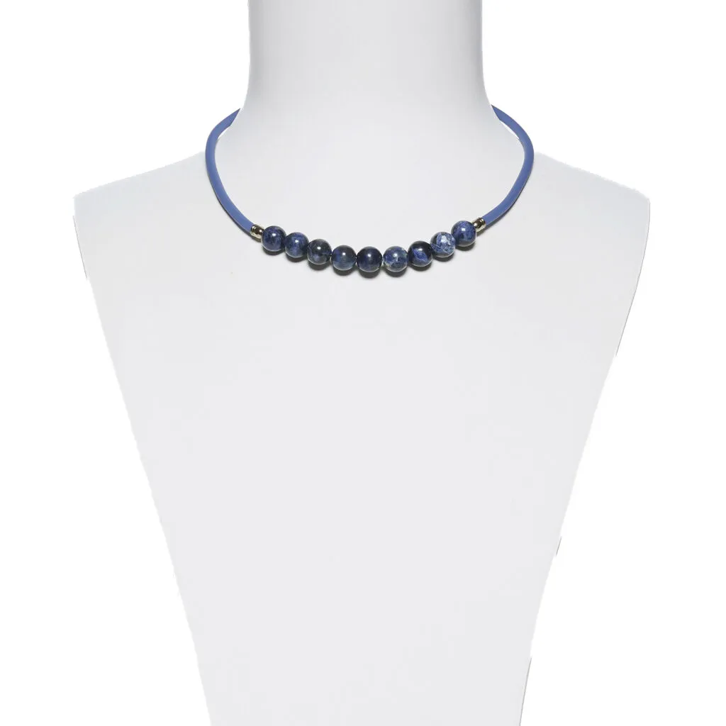Collier van rubber en sodaliet