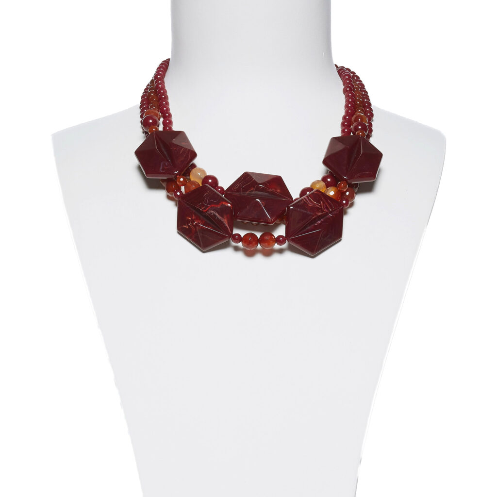 Ketting met hars en elementen van kwarts en karneool