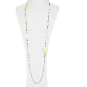 Collier en métal avec éléments en nacre
