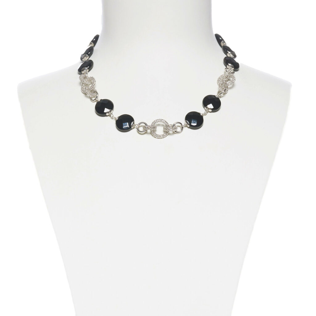 Collana corta con elementi in argento ed Agata Nera