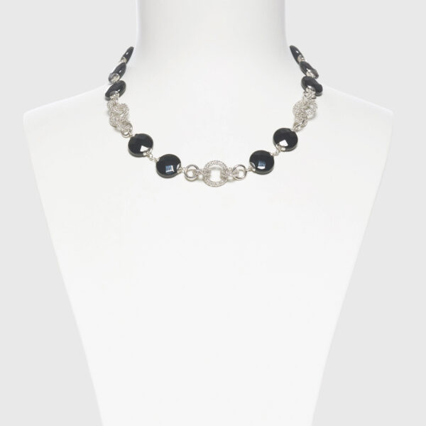 Collana corta con elementi in argento ed Agata Nera