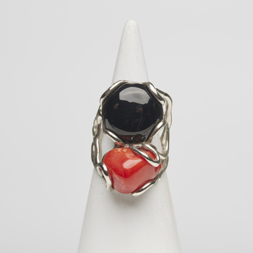 Bague réglable en argent avec agate noire et corail