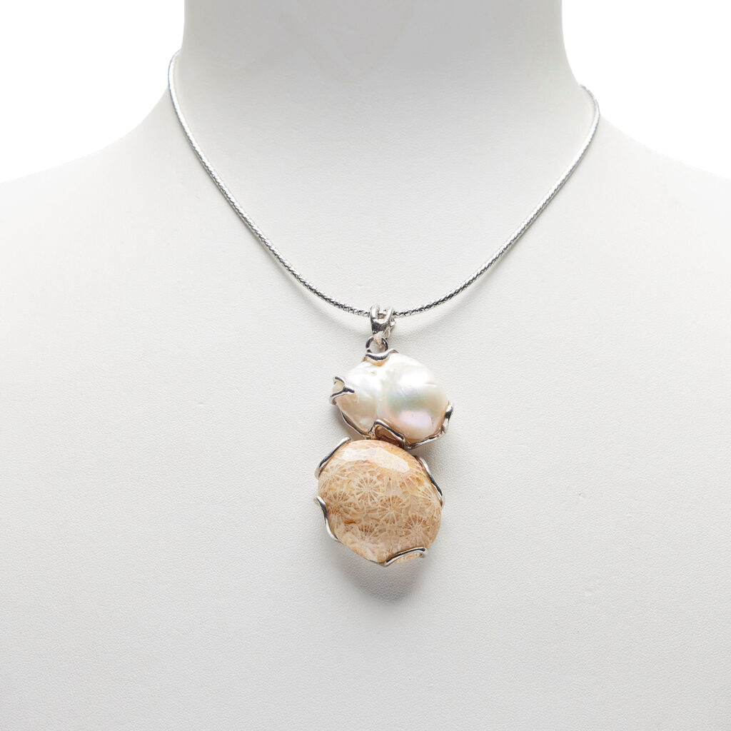 Ciondolo composto in Perla e Corallo Fossile con Argento