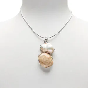 Ciondolo composto in Perla e Corallo Fossile con Argento
