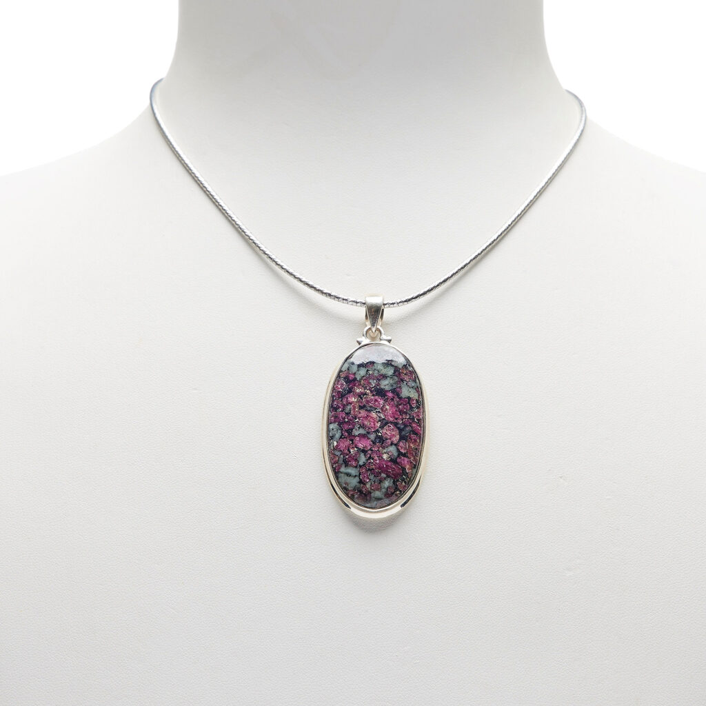 Ciondolo in Eudialite con Argento
