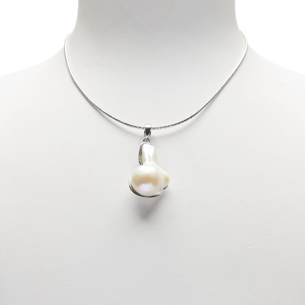 Ciondolo in Perla Barocca ed Argento