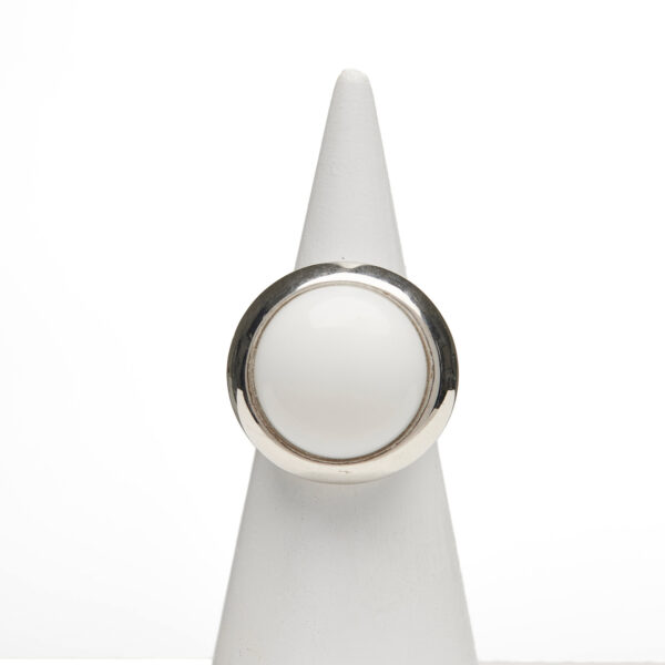 Bague en argent avec agate blanche