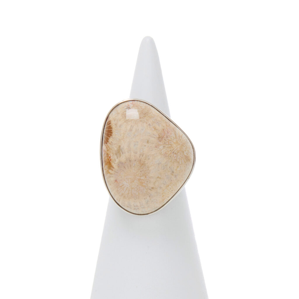 Bague réglable en argent avec corail fossile