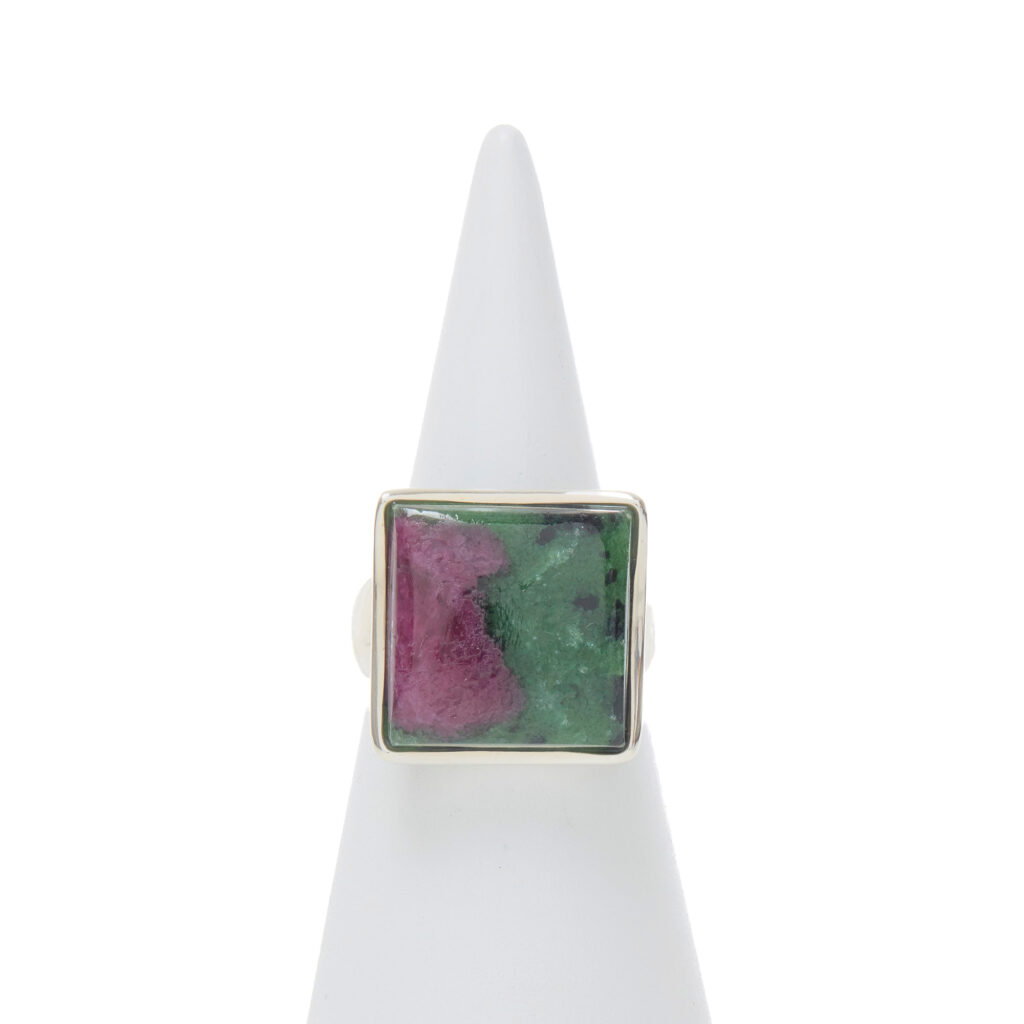 Anello in Argento con Rubino su Zoisite