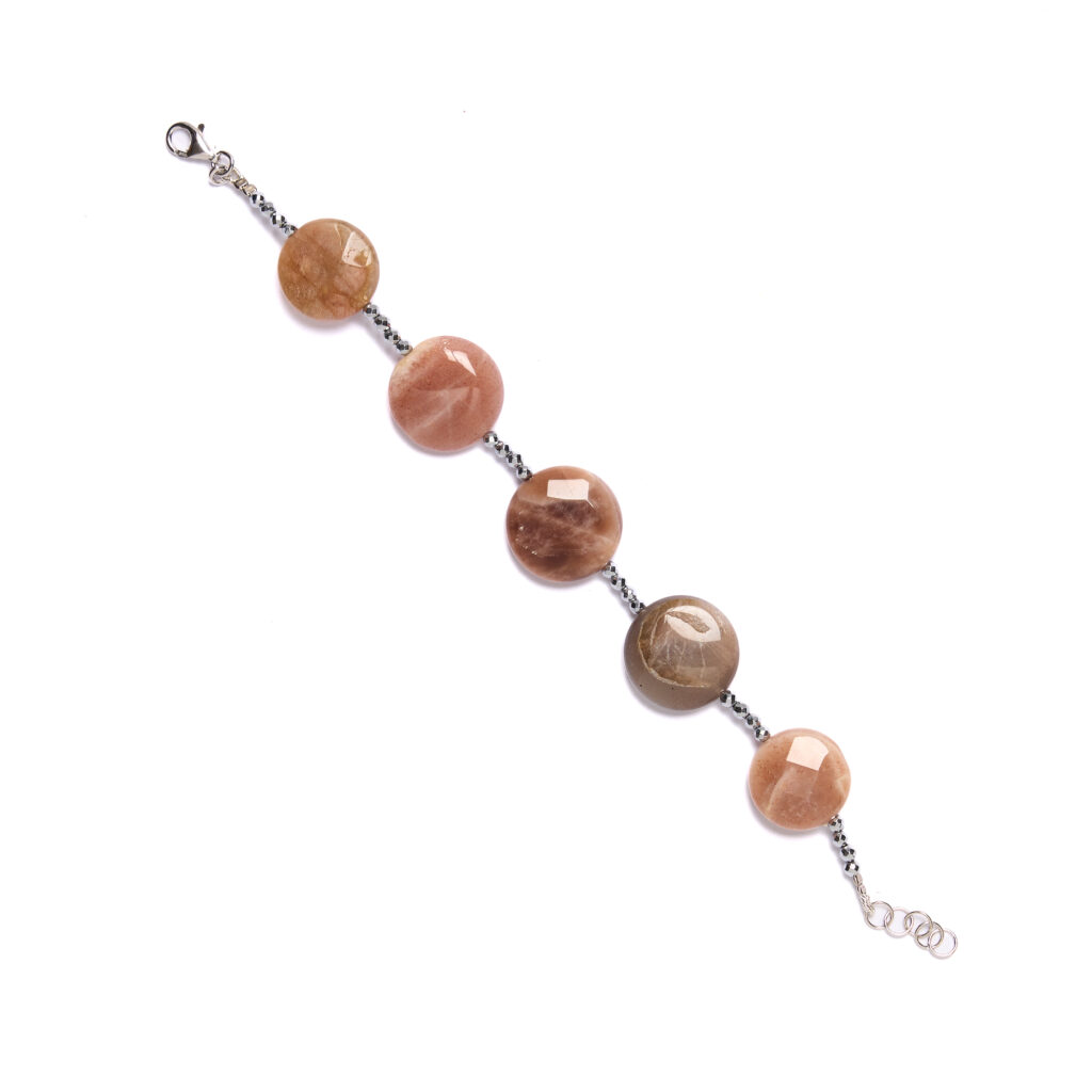 Bracciale infilato in Pietra di Luna ed EmatiteBracciale infilato in Pietra di Luna ed Ematite