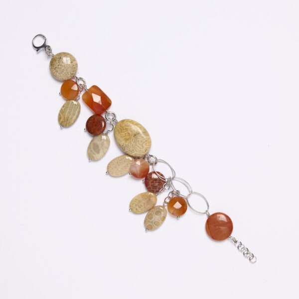 Bracciale con charms in Corallo Fossile e Corniola