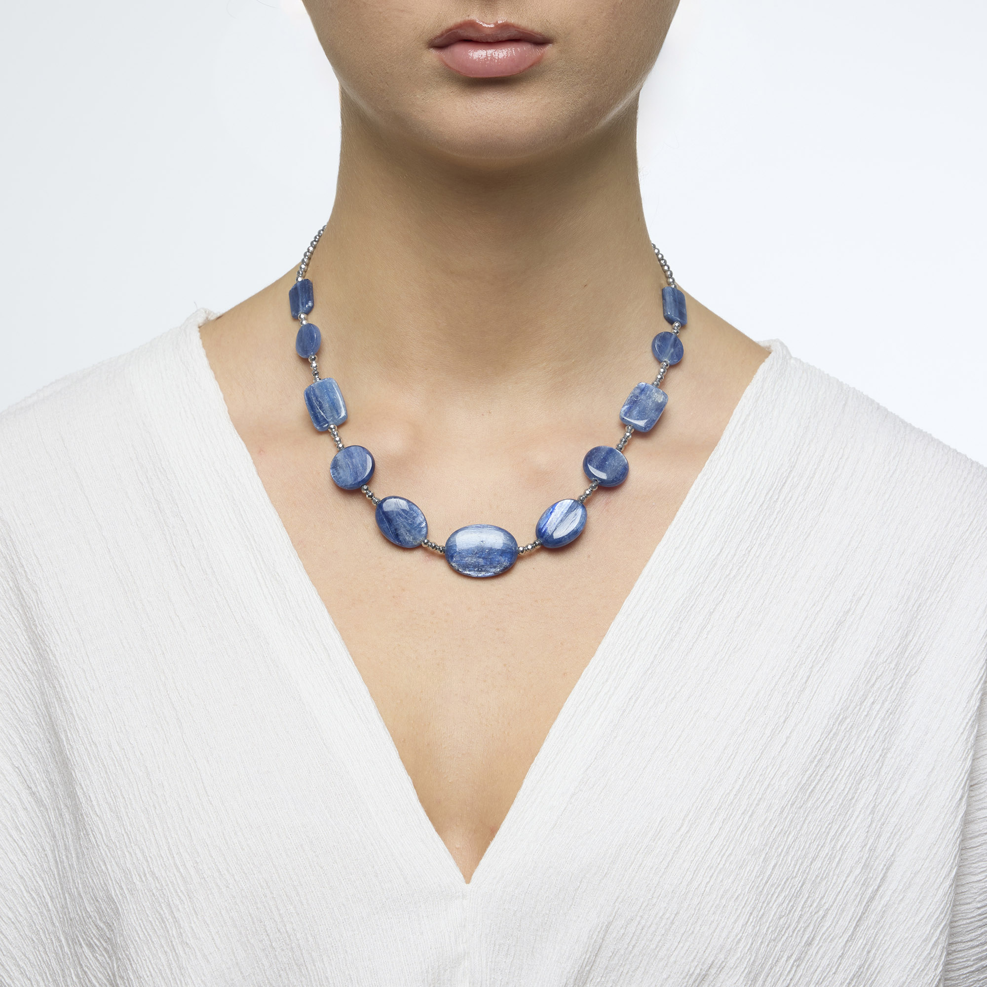 Korte ketting in kyaniet en hematiet Korte ketting in kyaniet en hematiet