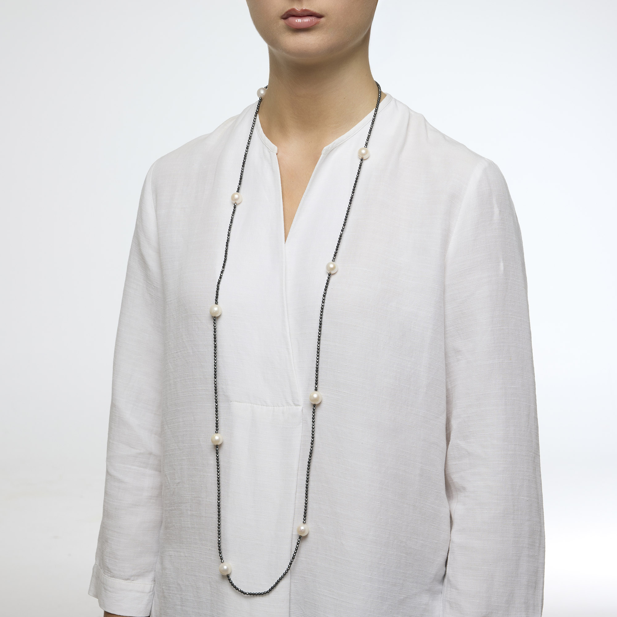 Ketting in hematiet en witte parels Ketting in hematiet en witte parels