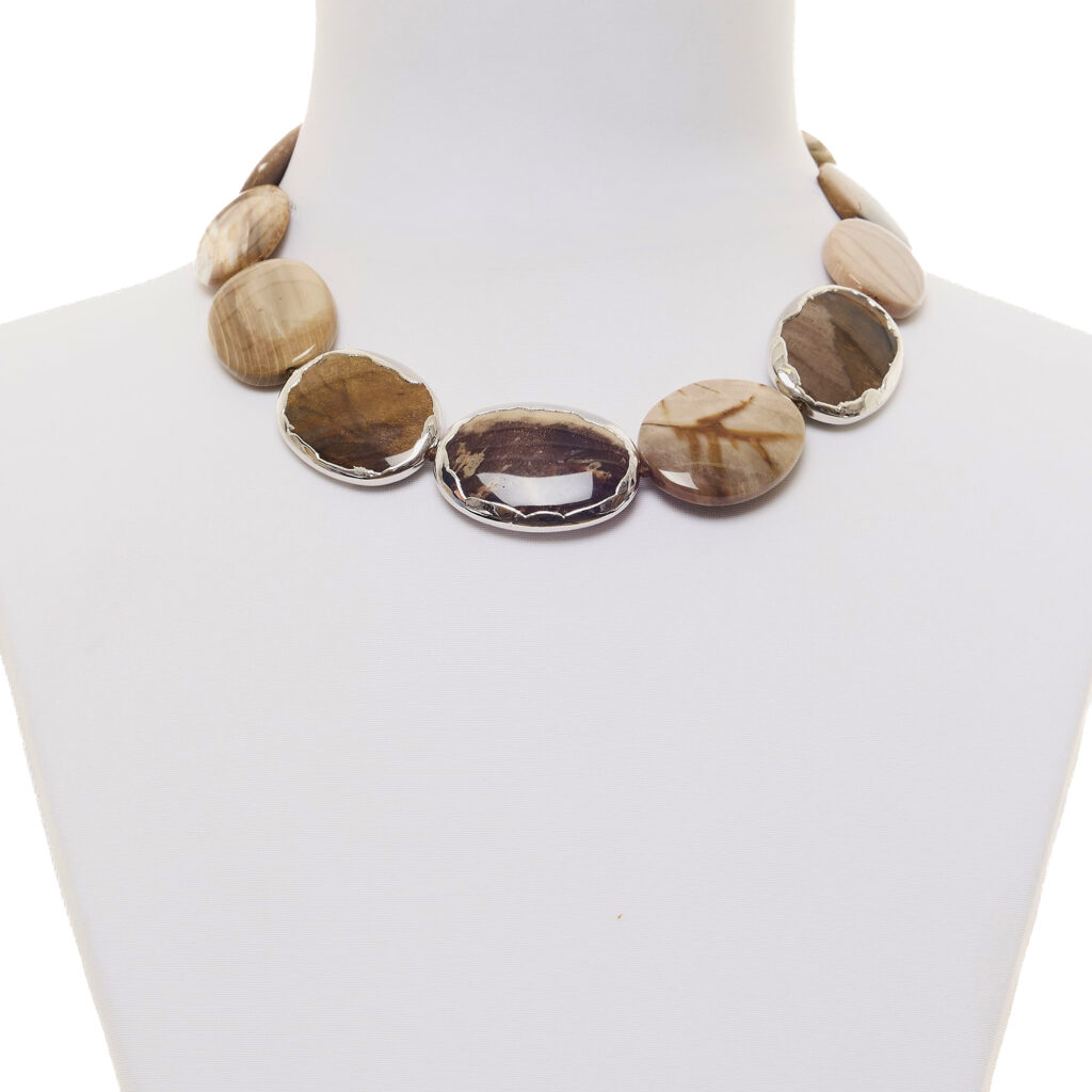 Collana Corta in Legno Fossile con Scontornato