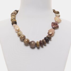 Collana corta in Legno Fossile e Perle