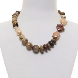 Collana corta in Legno Fossile e Perle
