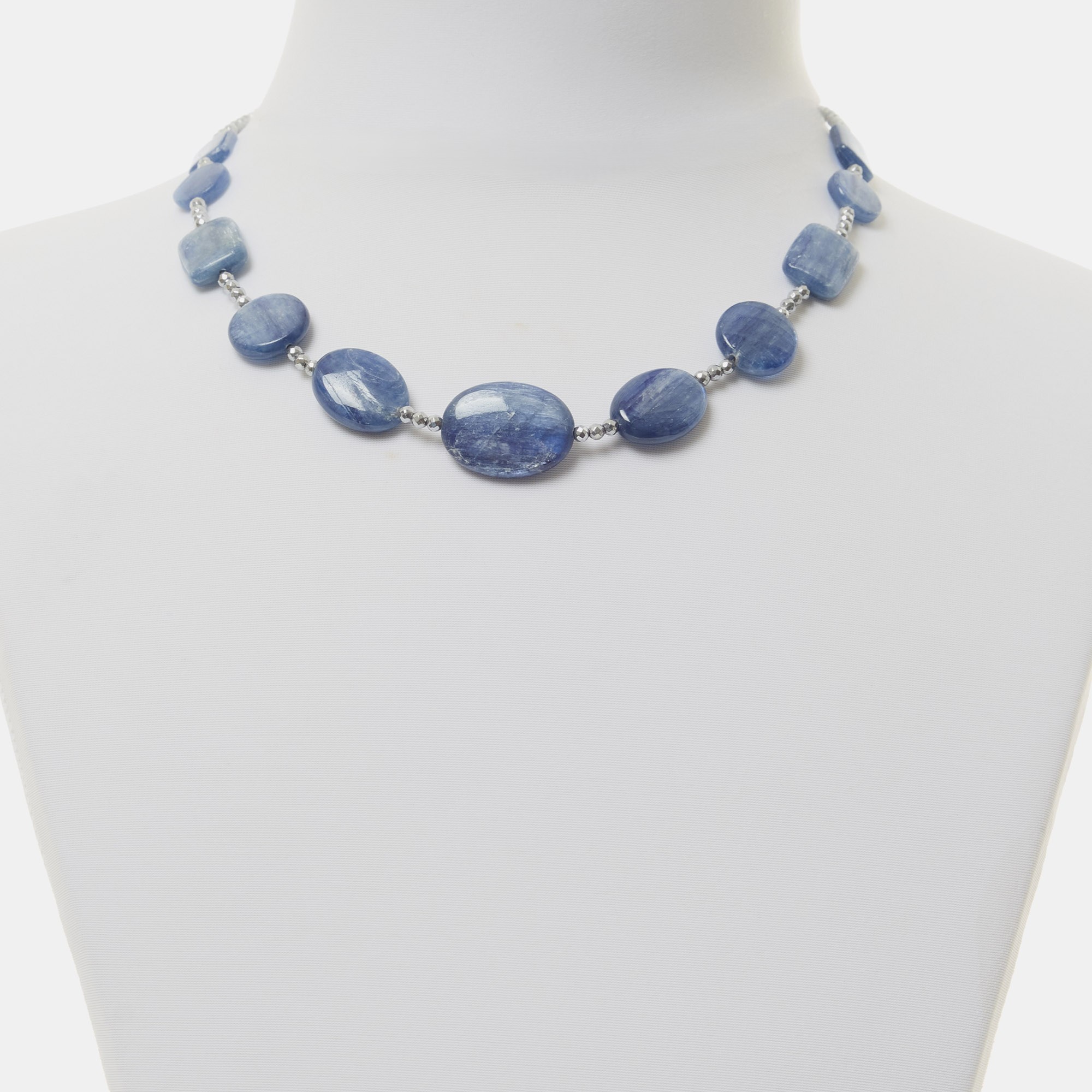 Collana corta in Cianite ed Ematite Collana corta in Cianite ed Ematite