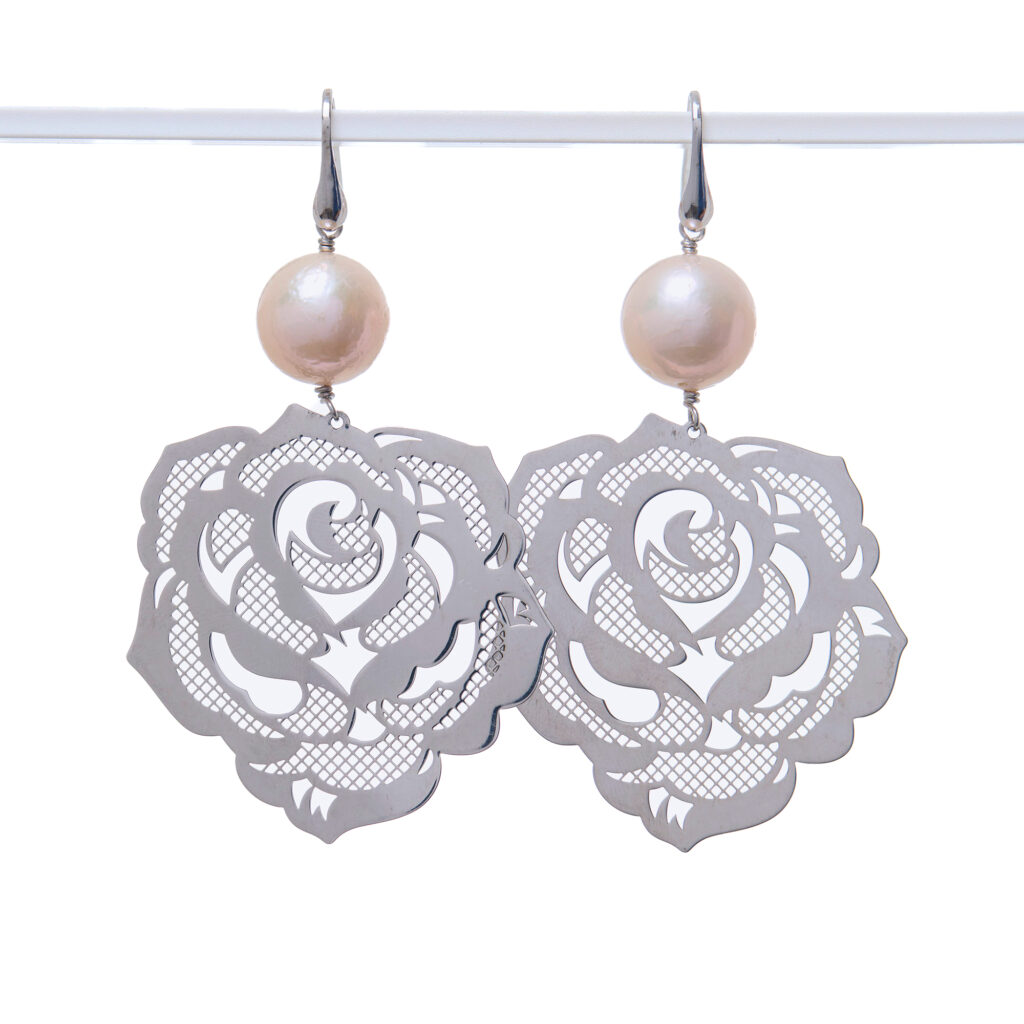 Orecchini in Perle con elemento in Argento