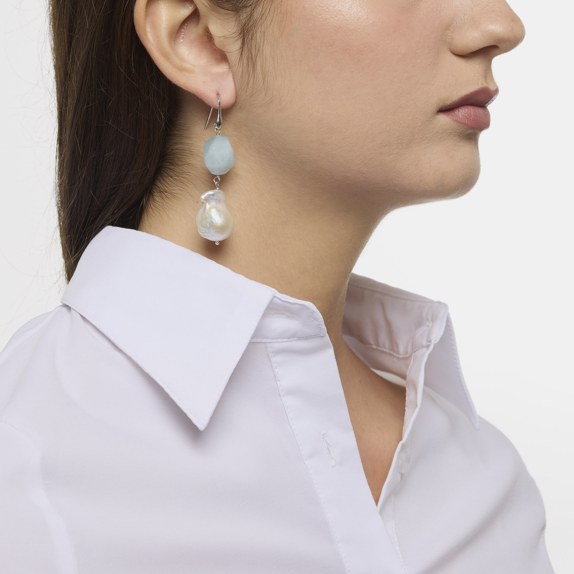 Oorbellen van aquamarijn en barokparels Oorbellen van aquamarijn en barokparels