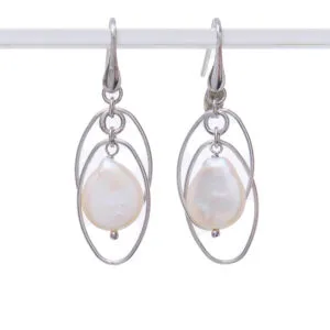 Oorbellen met parels en zilveren ketting