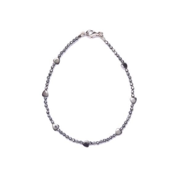 Bracelet en hématite rhodiée avec éléments en forme de cœur.