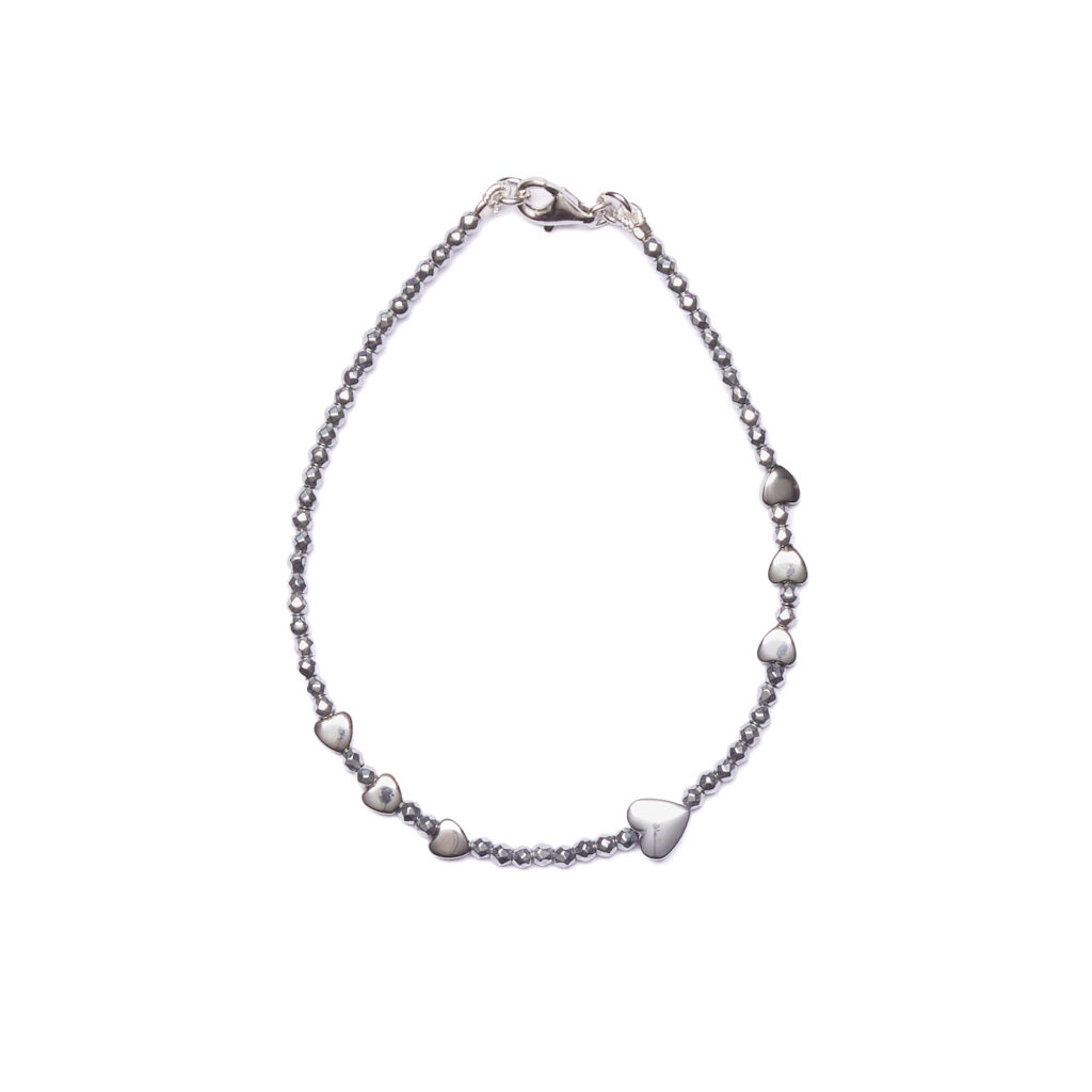 Bracelet en hématite rhodiée avec éléments en forme de cœur.