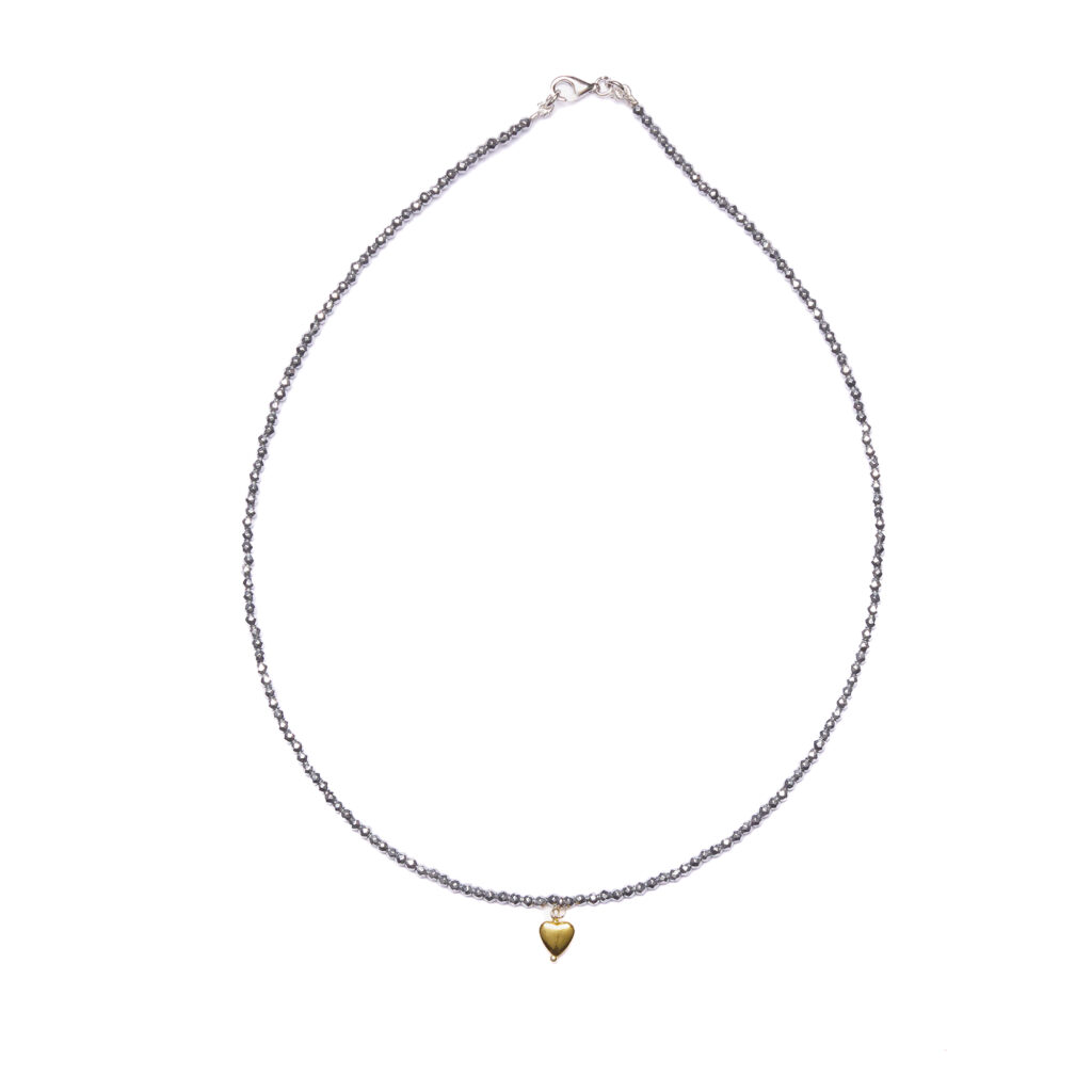 Collana in Ematite Rodiata con elemento Charms a Cuore Dorato