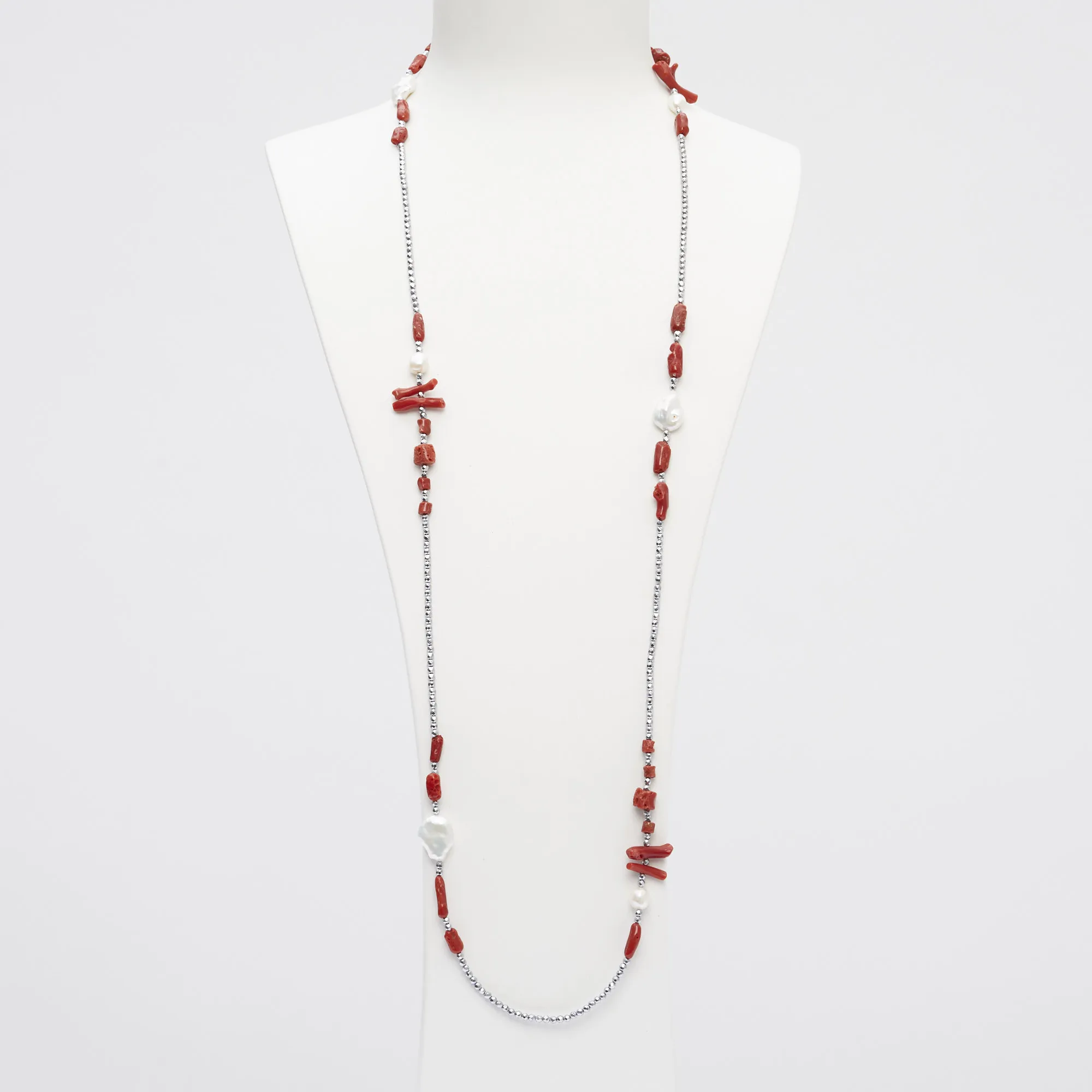 Collana lunga con forme in Corallo rosso, Perle di fiume ed Ematite