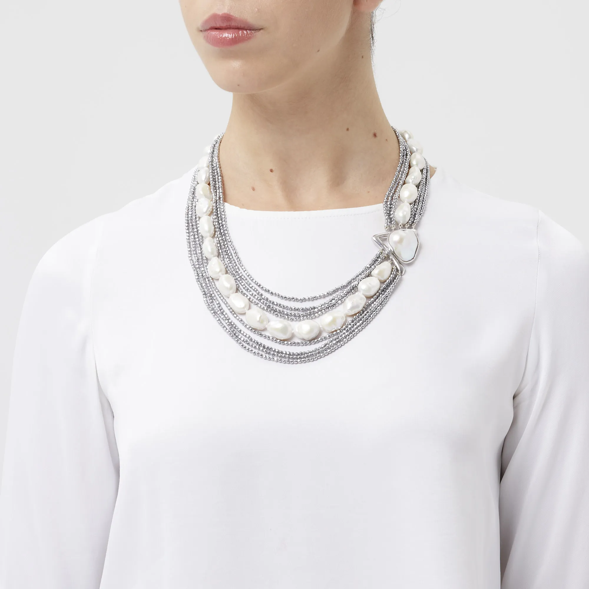 Collana ad otto fili in Ematite rodiata e Perle Barocche, con laterale in argento